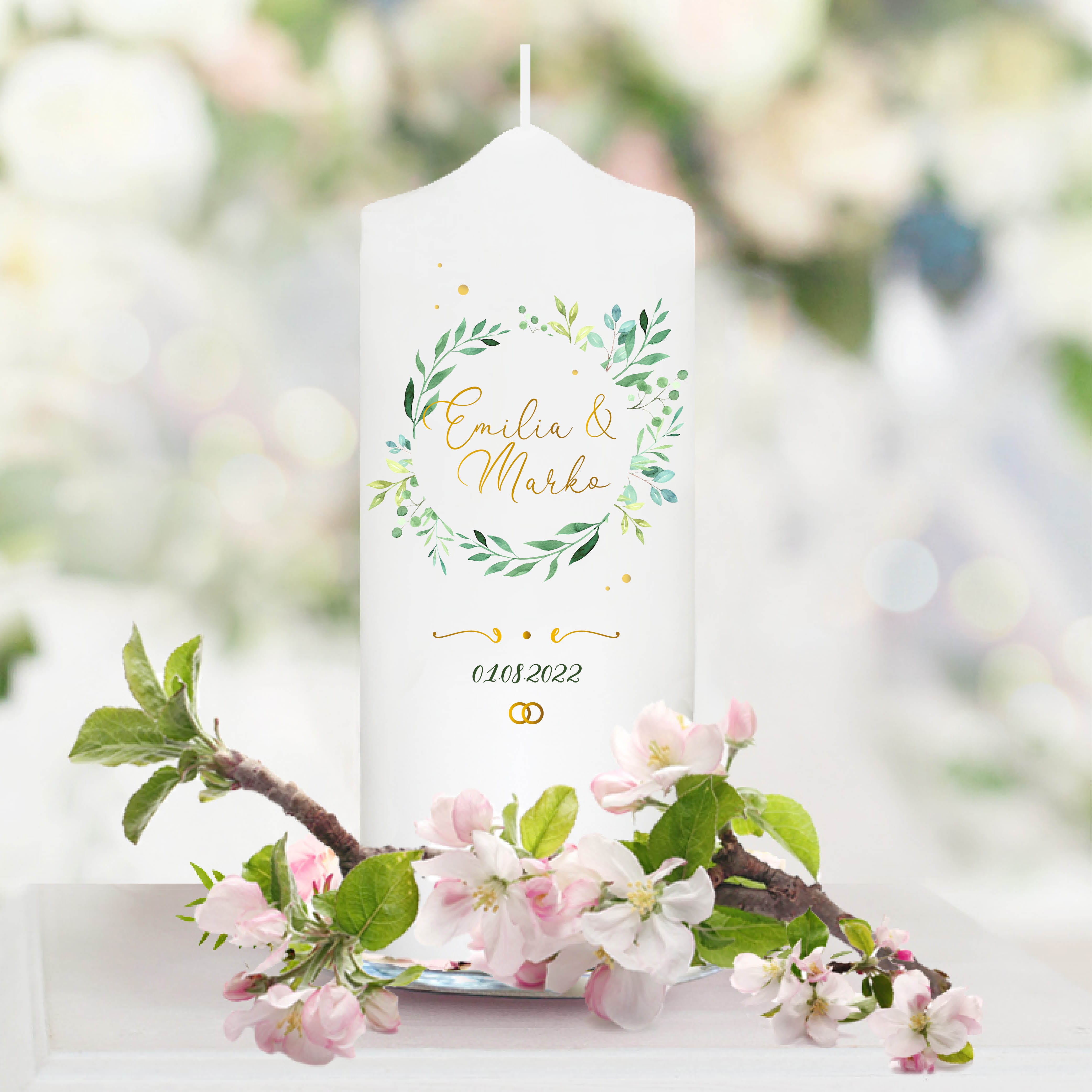 Auf dem Bild ist das Produkt: Weiße Hochzeitskerze Kranz aus grünen Blättern personalisiert Hochzeitsgeschenk Spruch, Valentinstagsgeschenk, Geburtstagskerze zum Preis von €5.90 abgebildet.