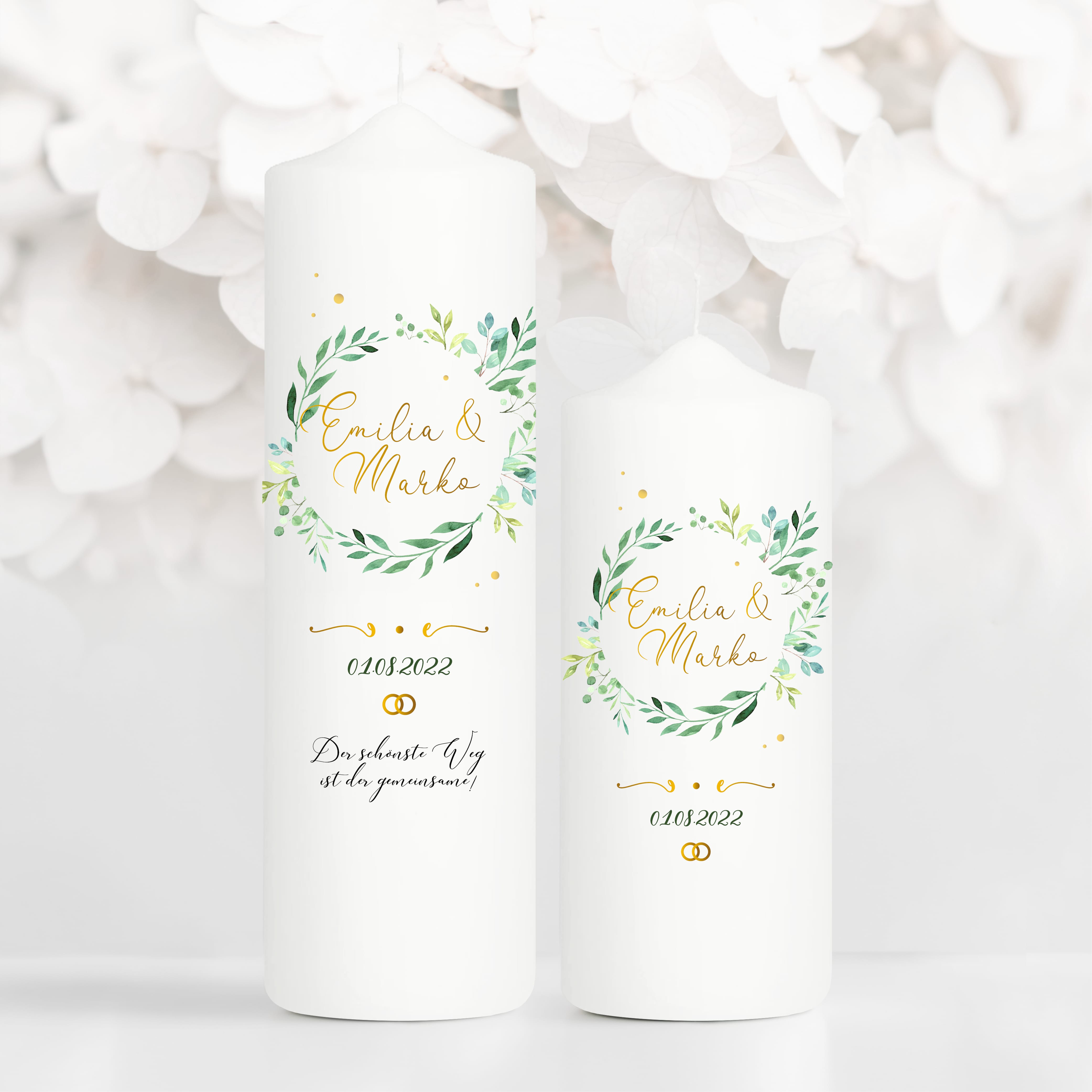 Auf dem Bild ist das Produkt: Weiße Hochzeitskerze Kranz aus grünen Blättern personalisiert Hochzeitsgeschenk Spruch, Valentinstagsgeschenk, Geburtstagskerze zum Preis von €5.90 abgebildet.