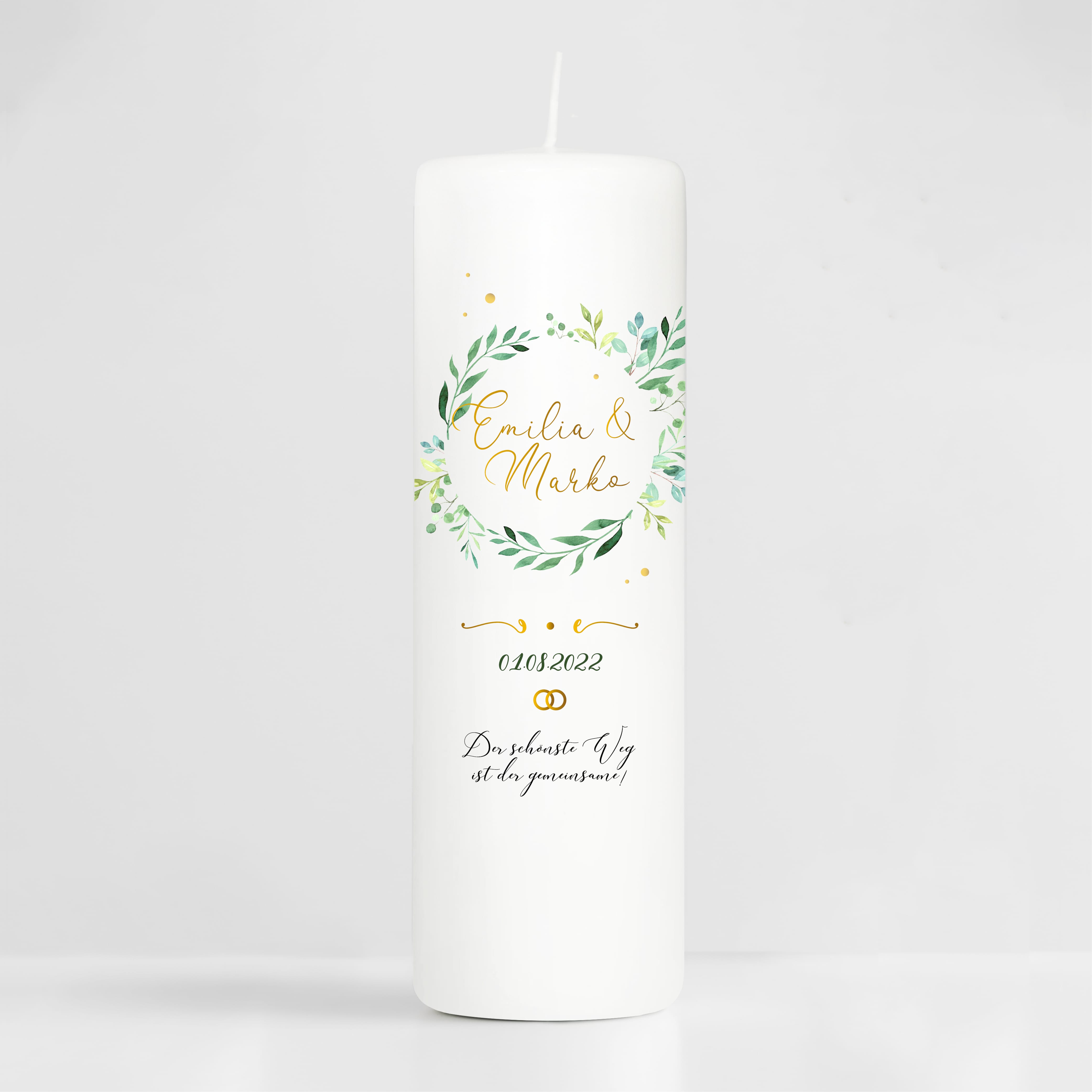 Auf dem Bild ist das Produkt: Weiße Hochzeitskerze Kranz aus grünen Blättern personalisiert Hochzeitsgeschenk Spruch, Valentinstagsgeschenk, Geburtstagskerze zum Preis von €5.90 abgebildet.