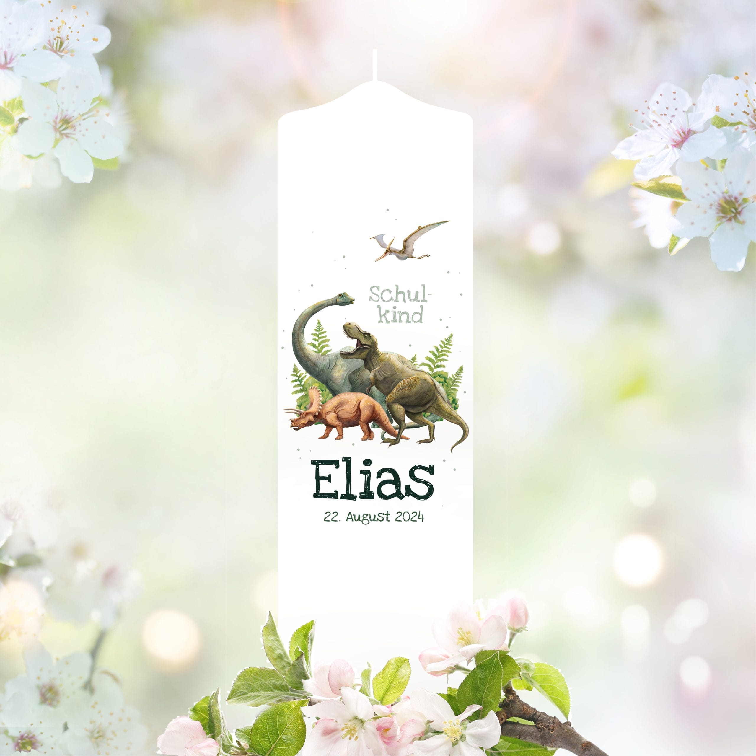 Auf dem Bild ist das Produkt: Kerze zur Einschulung mit Dinosaurier personalisiert mit Namen und Datum Dino Geschenk Erster Schultag zum Preis von €5.9 abgebildet.