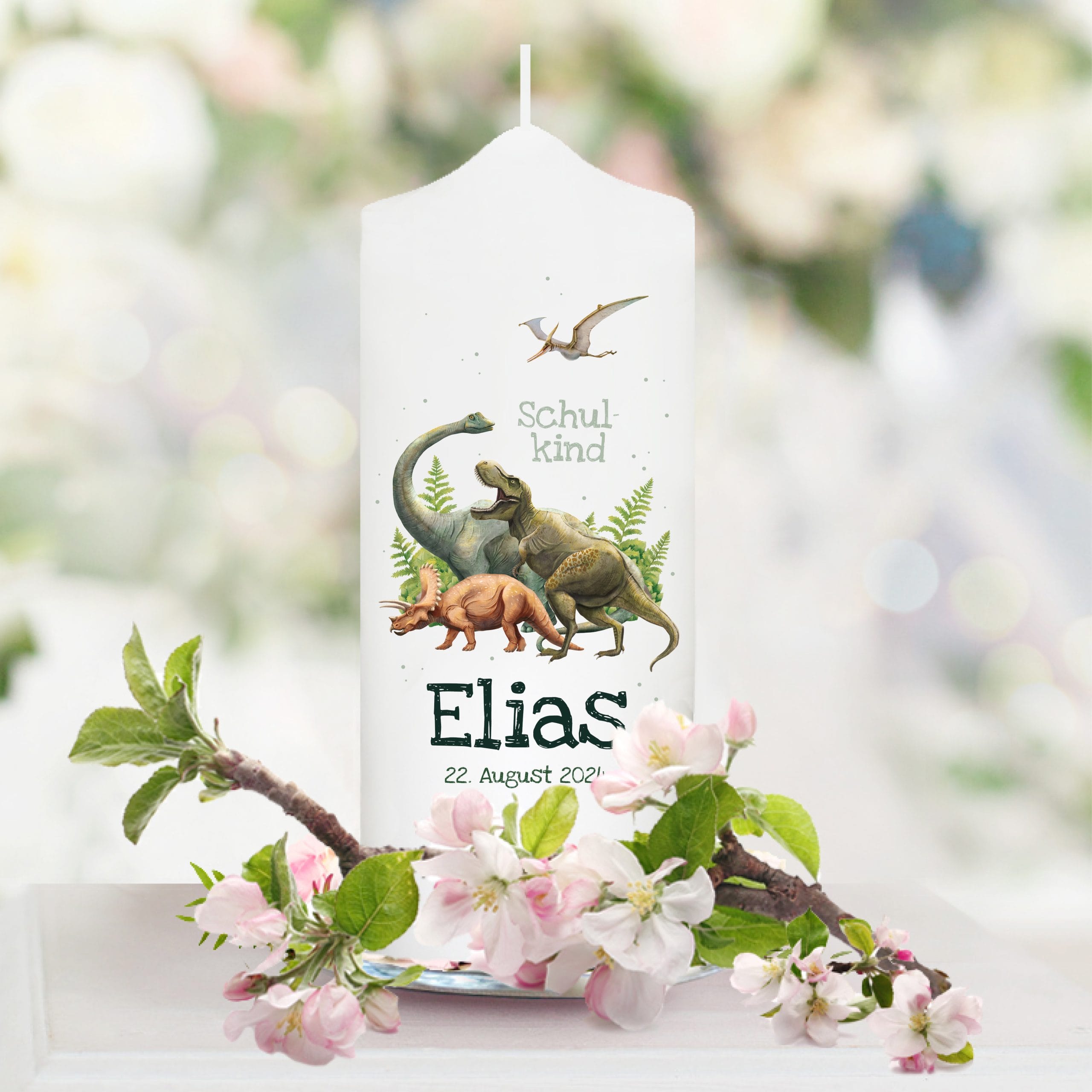 Auf dem Bild ist das Produkt: Kerze zur Einschulung mit Dinosaurier personalisiert mit Namen und Datum Dino Geschenk Erster Schultag zum Preis von €5.9 abgebildet.