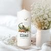 Auf dem Bild ist das Produkt: Kerze zur Einschulung mit Dinosaurier personalisiert mit Namen und Datum Dino Geschenk Erster Schultag zum Preis von €5.9 abgebildet.