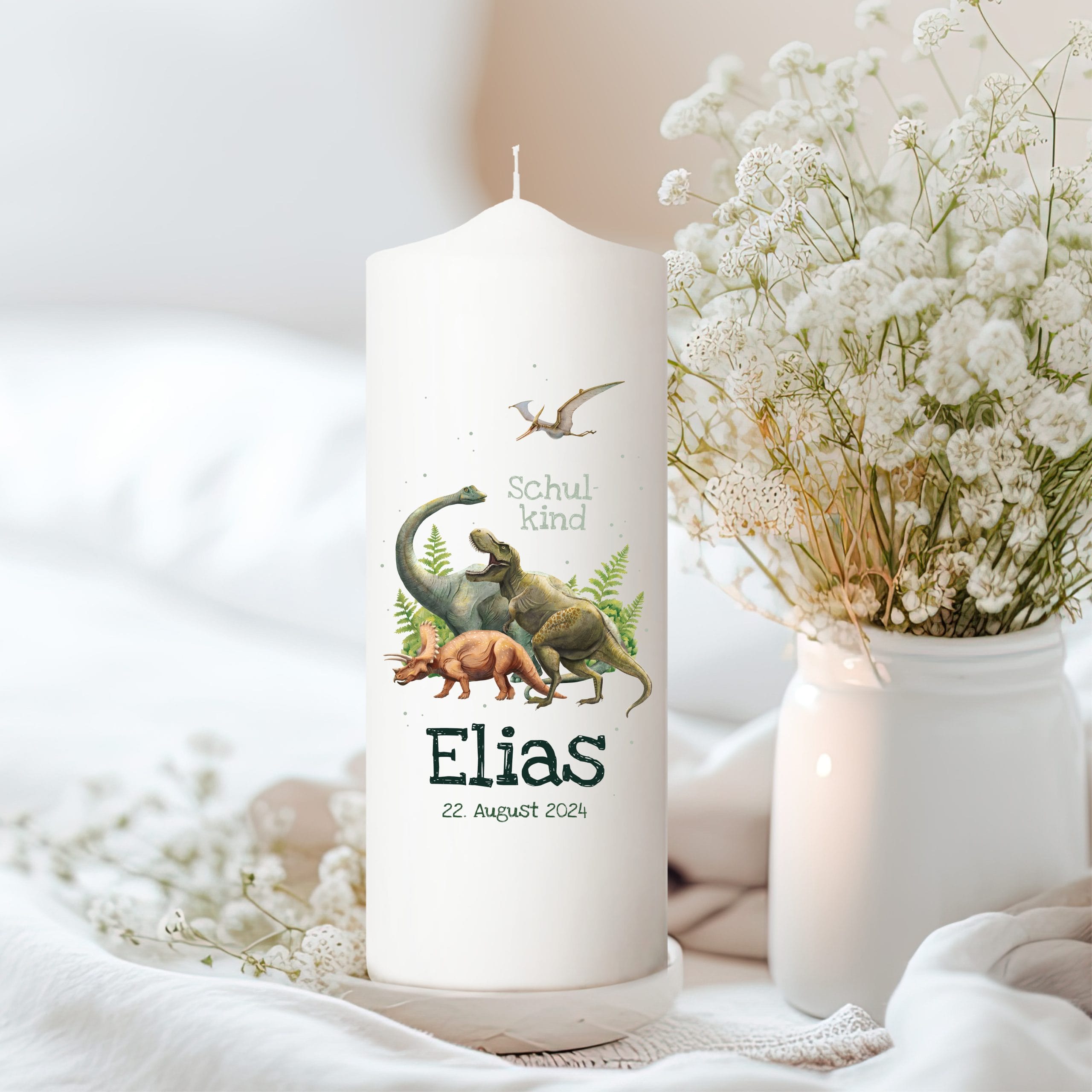 Auf dem Bild ist das Produkt: Kerze zur Einschulung mit Dinosaurier personalisiert mit Namen und Datum Dino Geschenk Erster Schultag zum Preis von €5.9 abgebildet.