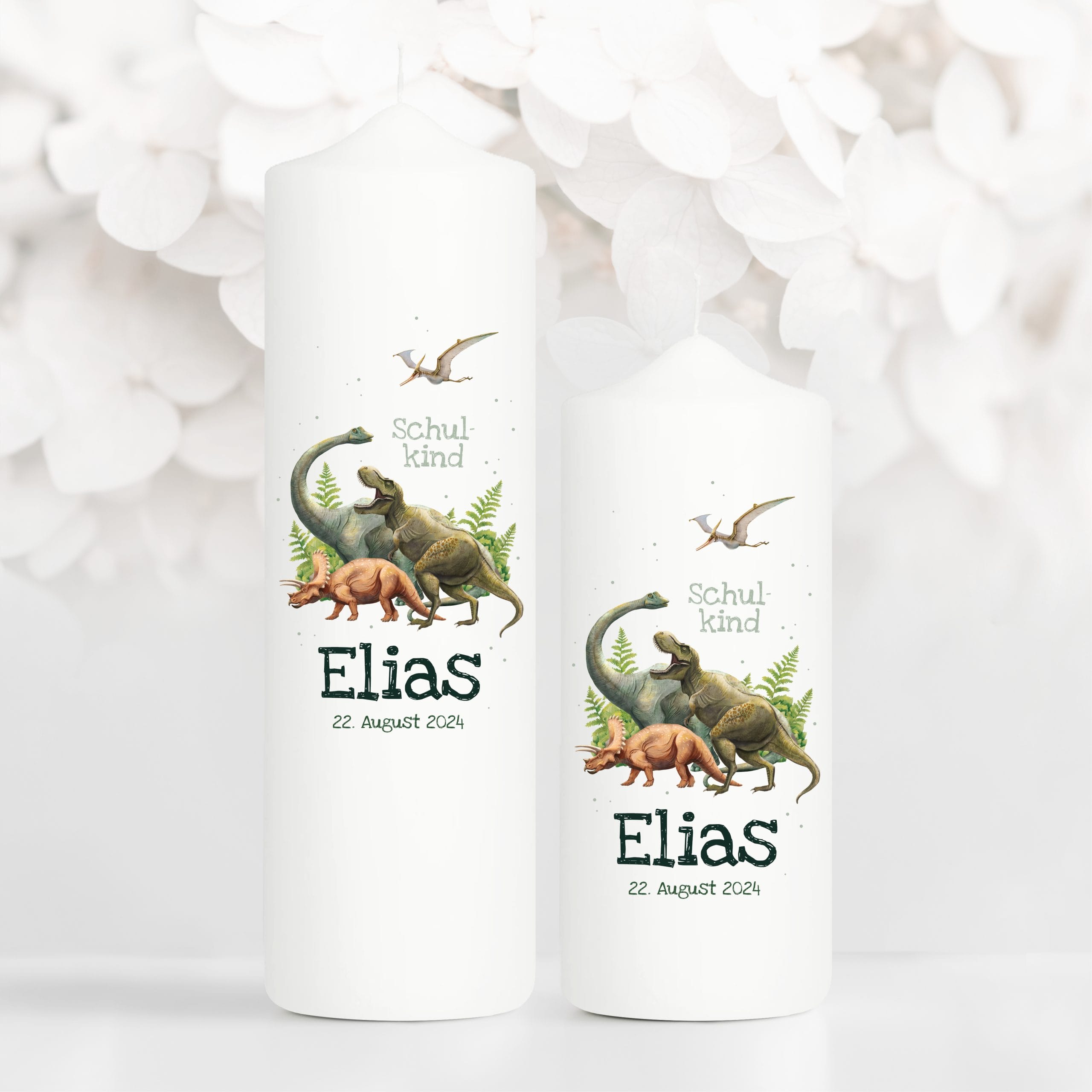 Auf dem Bild ist das Produkt: Kerze zur Einschulung mit Dinosaurier personalisiert mit Namen und Datum Dino Geschenk Erster Schultag zum Preis von €5.9 abgebildet.