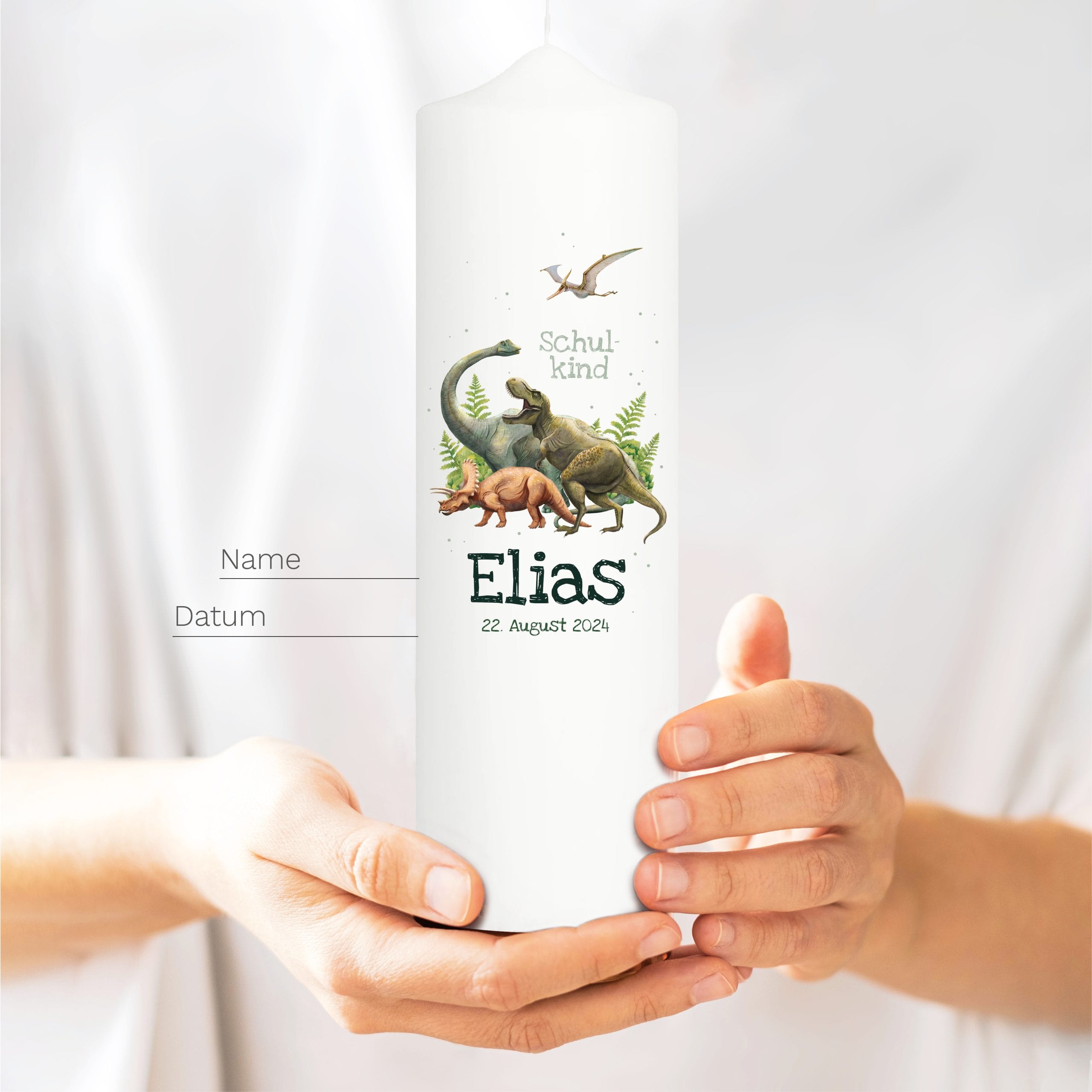 Auf dem Bild ist das Produkt: Kerze zur Einschulung mit Dinosaurier personalisiert mit Namen und Datum Dino Geschenk Erster Schultag zum Preis von €5.9 abgebildet.