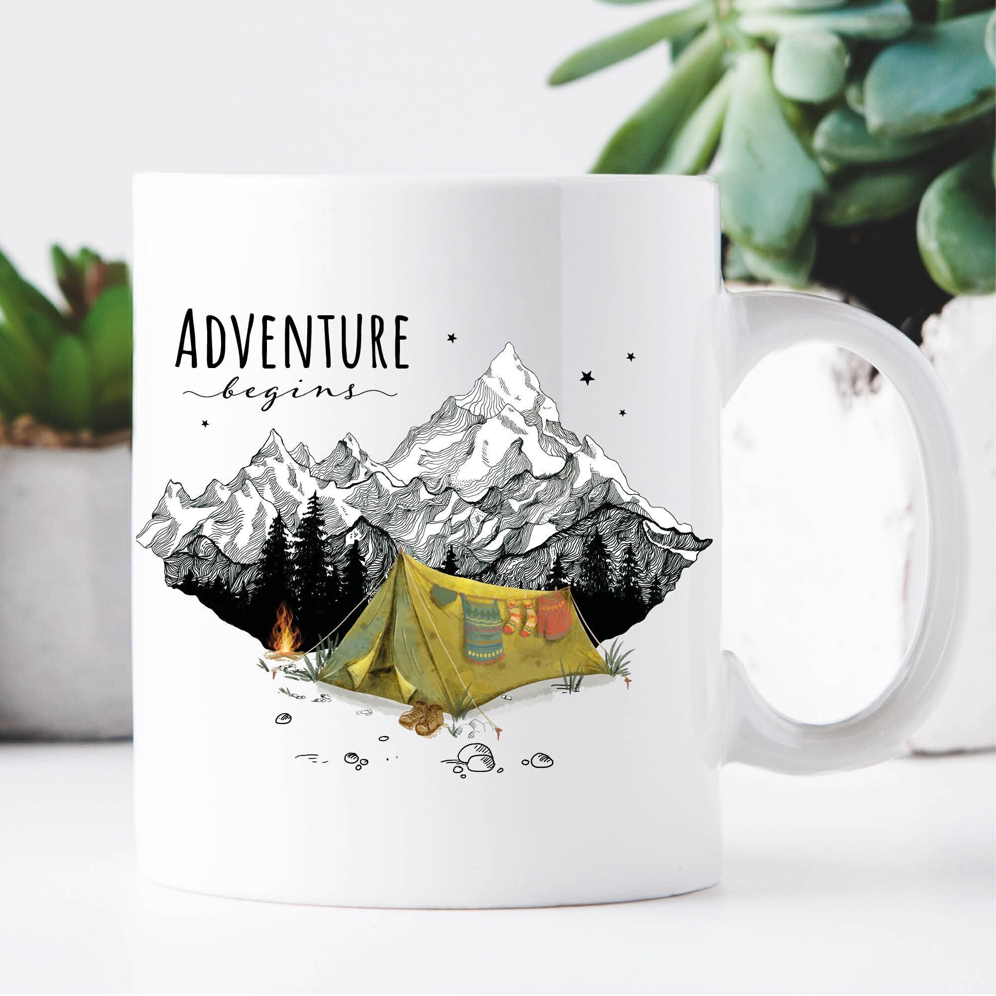 Keramiktasse bedruckt Abenteuer Berge mit Zelt Zitat Adventure awaits Camping Geschenk Outdoor 330 ml weiß