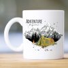 Auf dem Bild ist das Produkt: Keramiktasse bedruckt Abenteuer Berge mit Zelt Zitat Adventure awaits Camping Geschenk Outdoor 330 ml weiß zum Preis von €16.9 abgebildet.