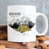 Auf dem Bild ist das Produkt: Keramiktasse bedruckt Abenteuer Berge mit Zelt Zitat Adventure awaits Camping Geschenk Outdoor 330 ml weiß zum Preis von €16.9 abgebildet.