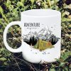Auf dem Bild ist das Produkt: Keramiktasse bedruckt Abenteuer Berge mit Zelt Zitat Adventure awaits Camping Geschenk Outdoor 330 ml weiß zum Preis von €16.9 abgebildet.
