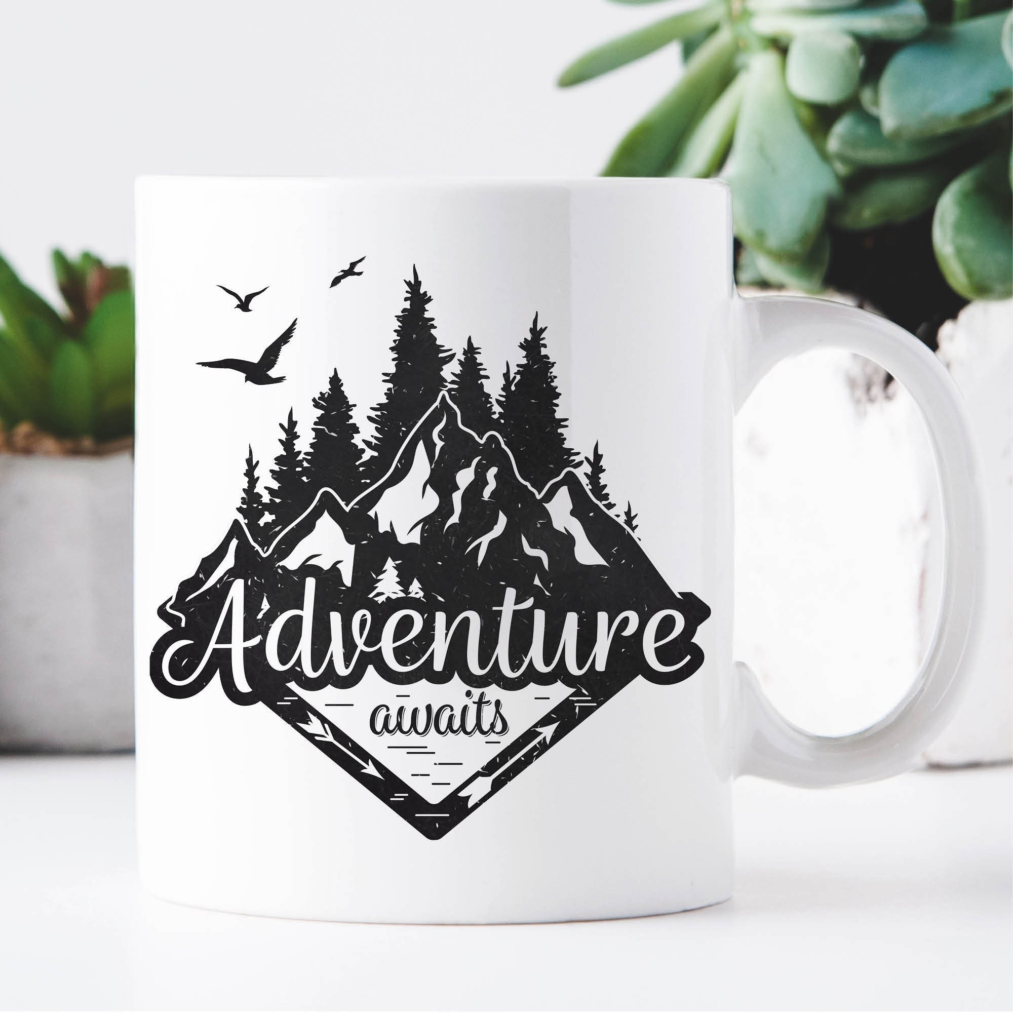 Tasse bedruckt Berge Wald Adventure awaits, Camping