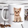 Auf dem Bild ist das Produkt: Keramiktasse bedruckt Hund Yorkshire Terrier mit Wunschnamen Kaffeetasse personalisiert Geschenk Geburtstag 330 ml zum Preis von €18.90 abgebildet.