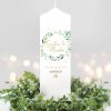 Auf dem Bild ist das Produkt: Weiße Hochzeitskerze Geburtstagskerze Kranz aus grünen Blättern personalisiert Hochzeitsgeschenk Spruch, Valentinstagsgeschenk zum Preis von €5.9 abgebildet.