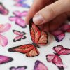 Auf dem Bild ist das Produkt: Fensterbild Frühling 30 Schmetterlinge bunt, verschiedene Farben zur Auswahl pastell, Fensterdekoration Frühling Kinderzimmer zum Preis von €9.9 abgebildet.