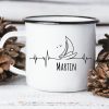 Auf dem Bild ist das Produkt: Campingbecher Emaille Becher Herzschlag Herzfrequenz mit Segler Segelboot maritim, personalisiert Wunschname zum Preis von €18.9 abgebildet.