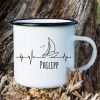 Auf dem Bild ist das Produkt: Campingbecher Emaille Becher Herzschlag Herzfrequenz mit Segler Segelboot maritim, personalisiert Wunschname zum Preis von €18.9 abgebildet.