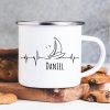 Auf dem Bild ist das Produkt: Campingbecher Emaille Becher Herzschlag Herzfrequenz mit Segler Segelboot maritim, personalisiert Wunschname zum Preis von €18.9 abgebildet.
