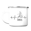 Auf dem Bild ist das Produkt: Campingbecher Emaille Becher Herzschlag Herzfrequenz mit Segler Segelboot maritim, personalisiert Wunschname zum Preis von €18.9 abgebildet.