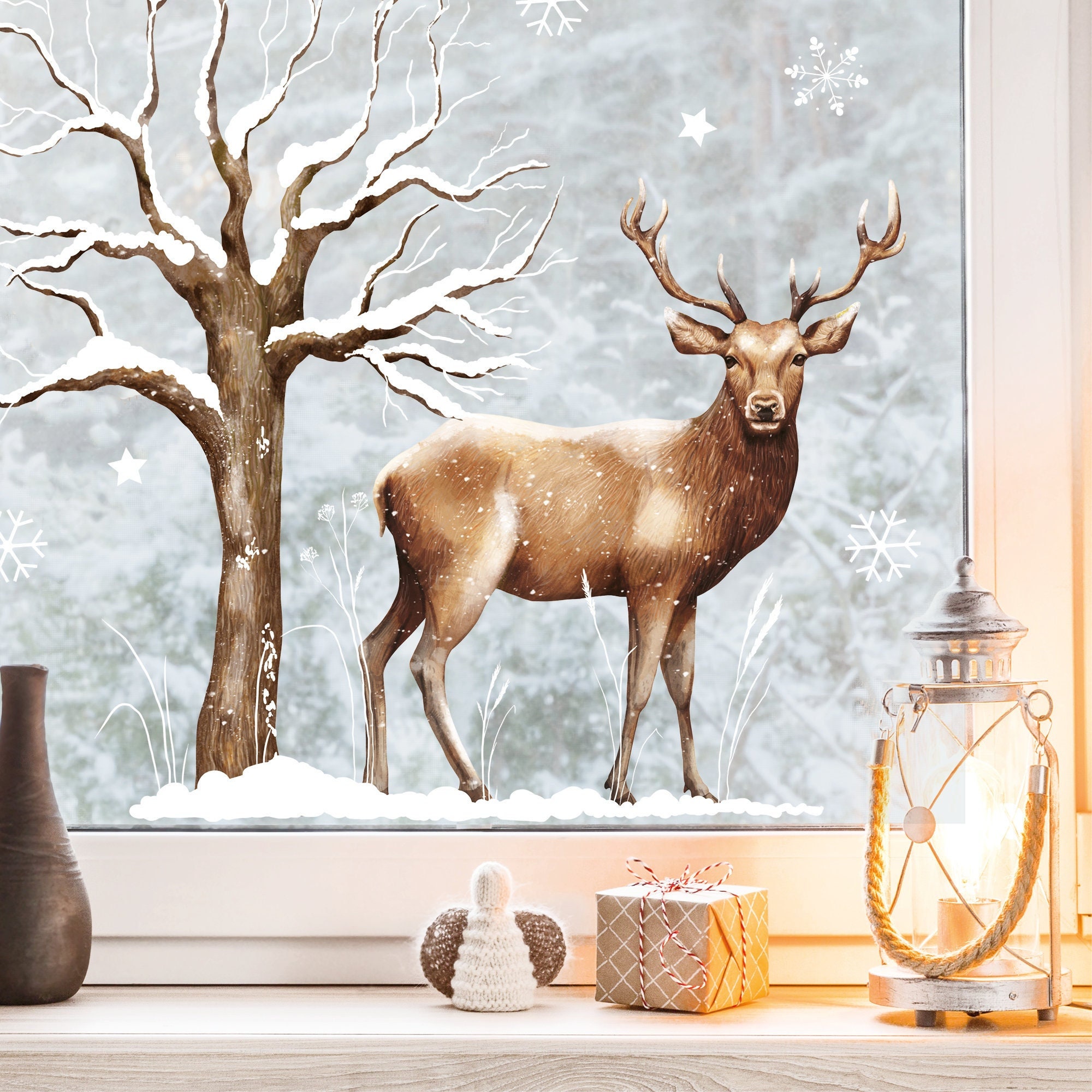 Fensterbild Weihnachten Winter Hirsch mit Schnee und einem beschneiten Baum