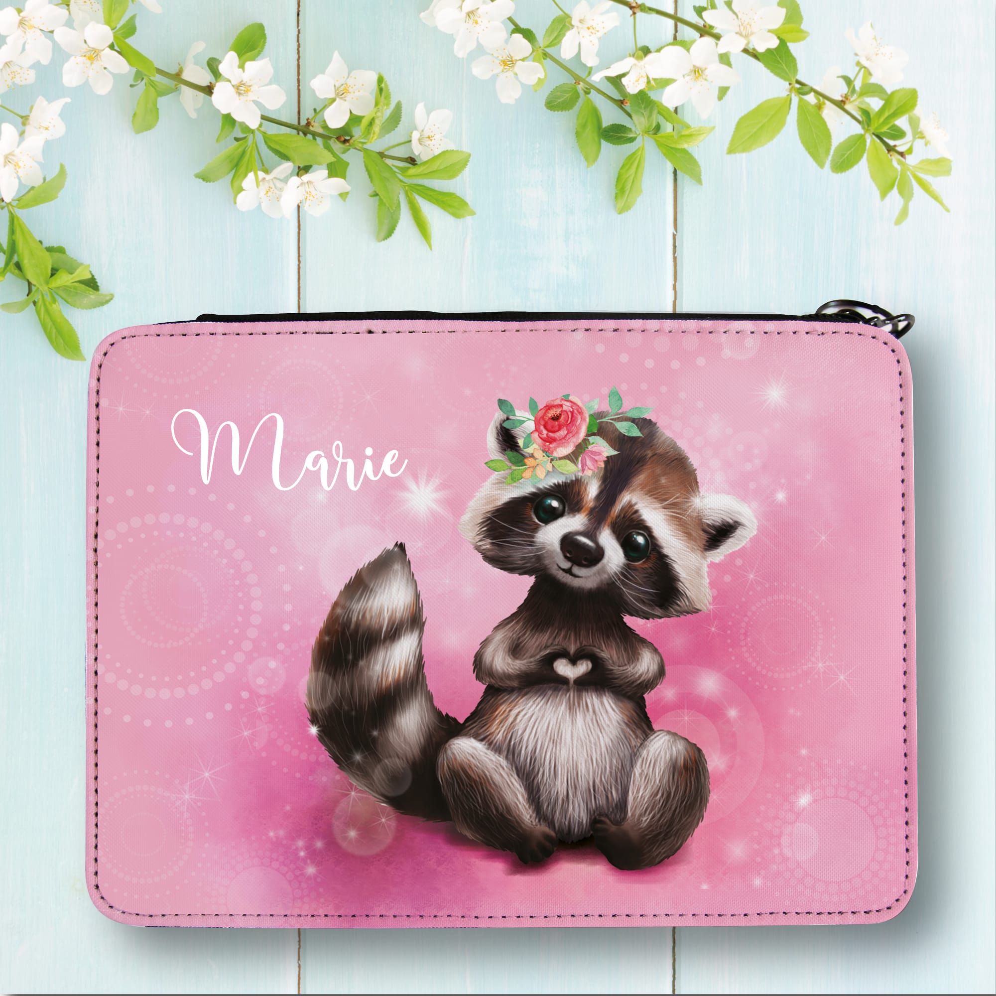 Auf dem Bild ist das Produkt: Gefüllte Federtasche Federmäppchen Waschbär personalisiert Wunschname Mädchen Schule Einschulungsgeschenk zum Preis von €29.9 abgebildet.