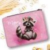 Auf dem Bild ist das Produkt: Gefüllte Federtasche Federmäppchen Waschbär personalisiert Wunschname Mädchen Schule Einschulungsgeschenk zum Preis von €29.9 abgebildet.
