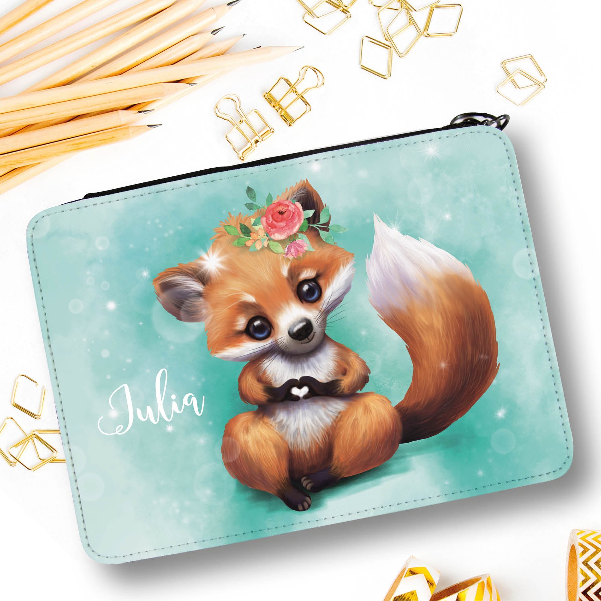Auf dem Bild ist das Produkt: Gefüllte Federtasche Federmäppchen Fuchs personalisiert mit Wunschnamen Mädchen Einschulungsgeschenk zum Preis von €29.9 abgebildet.