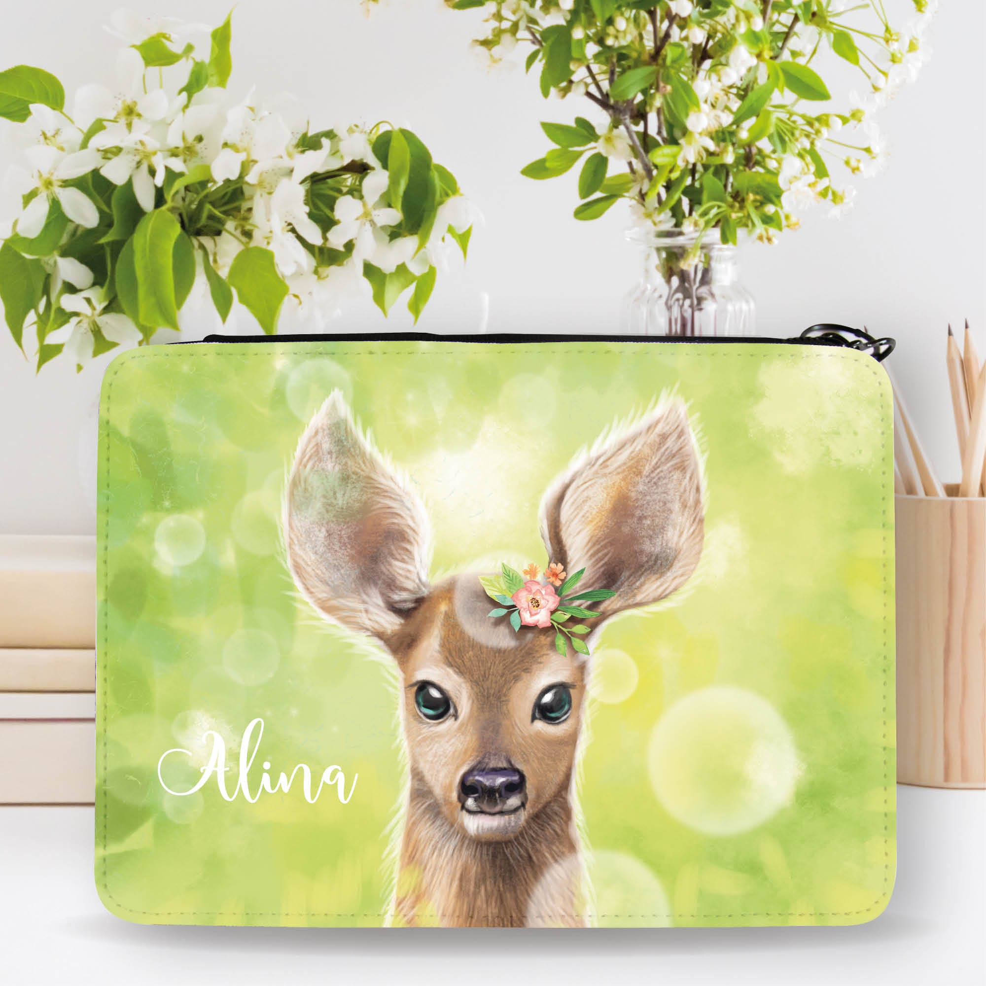 Auf dem Bild ist das Produkt: Gefüllte Federtasche Reh personalisiert mit Wunschnamen Einschulungsgeschenk zum Preis von €29.9 abgebildet.