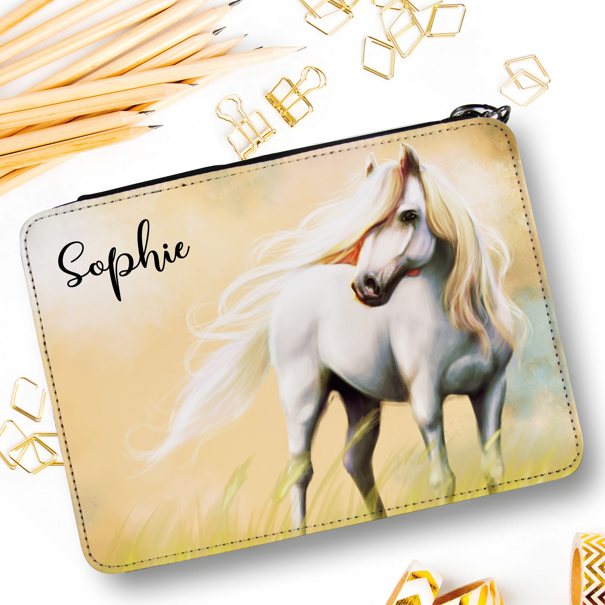 Auf dem Bild ist das Produkt: Gefüllte Federtasche Federmäppchen Pferd gelb personalisiert Wunschname Mädchen Einschulung zum Preis von €29.9 abgebildet.