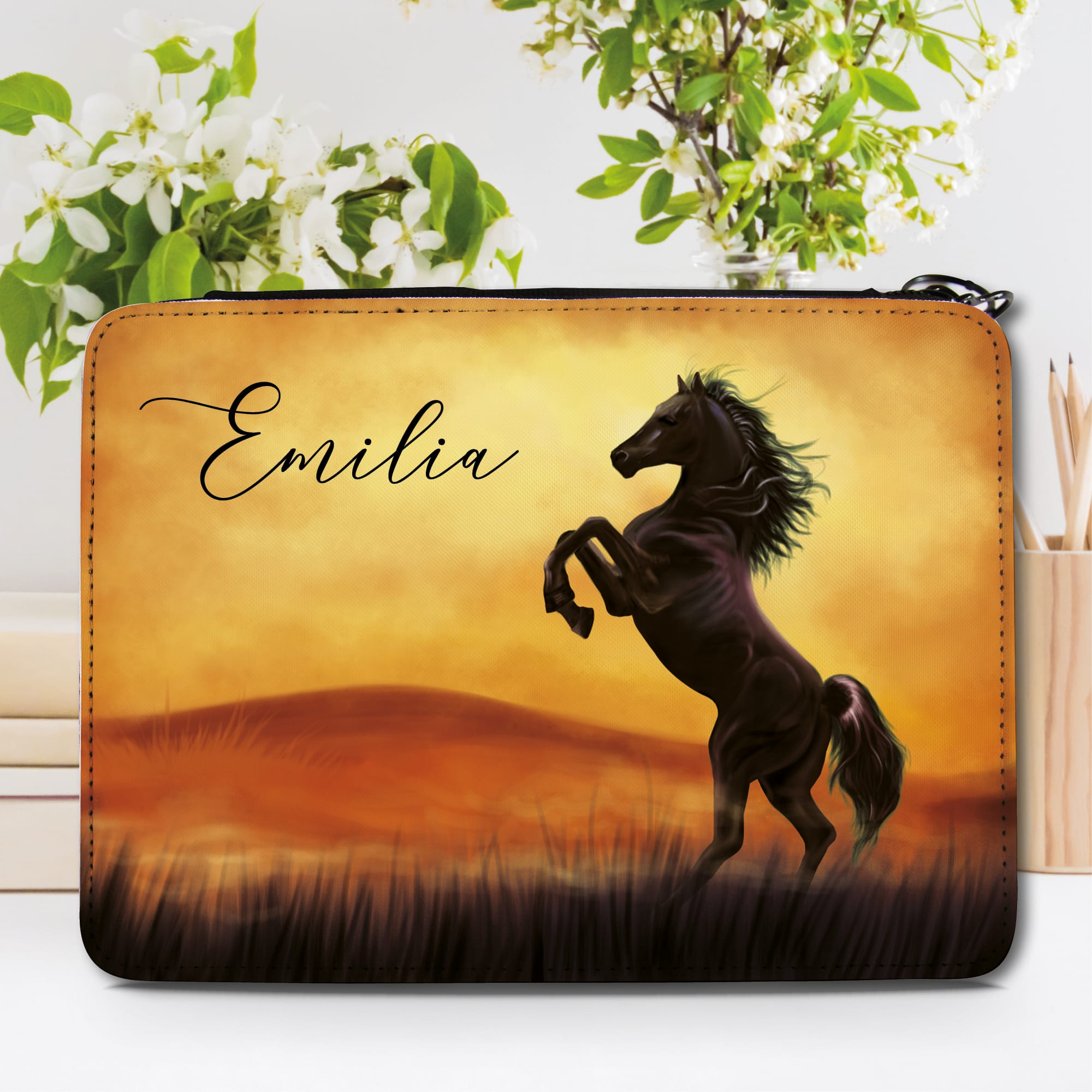 Auf dem Bild ist das Produkt: Gefüllte Federtasche Federmäppchen Schulkind Pferd Hengst personalisiert Wunschname Einschulung zum Preis von €29.9 abgebildet.