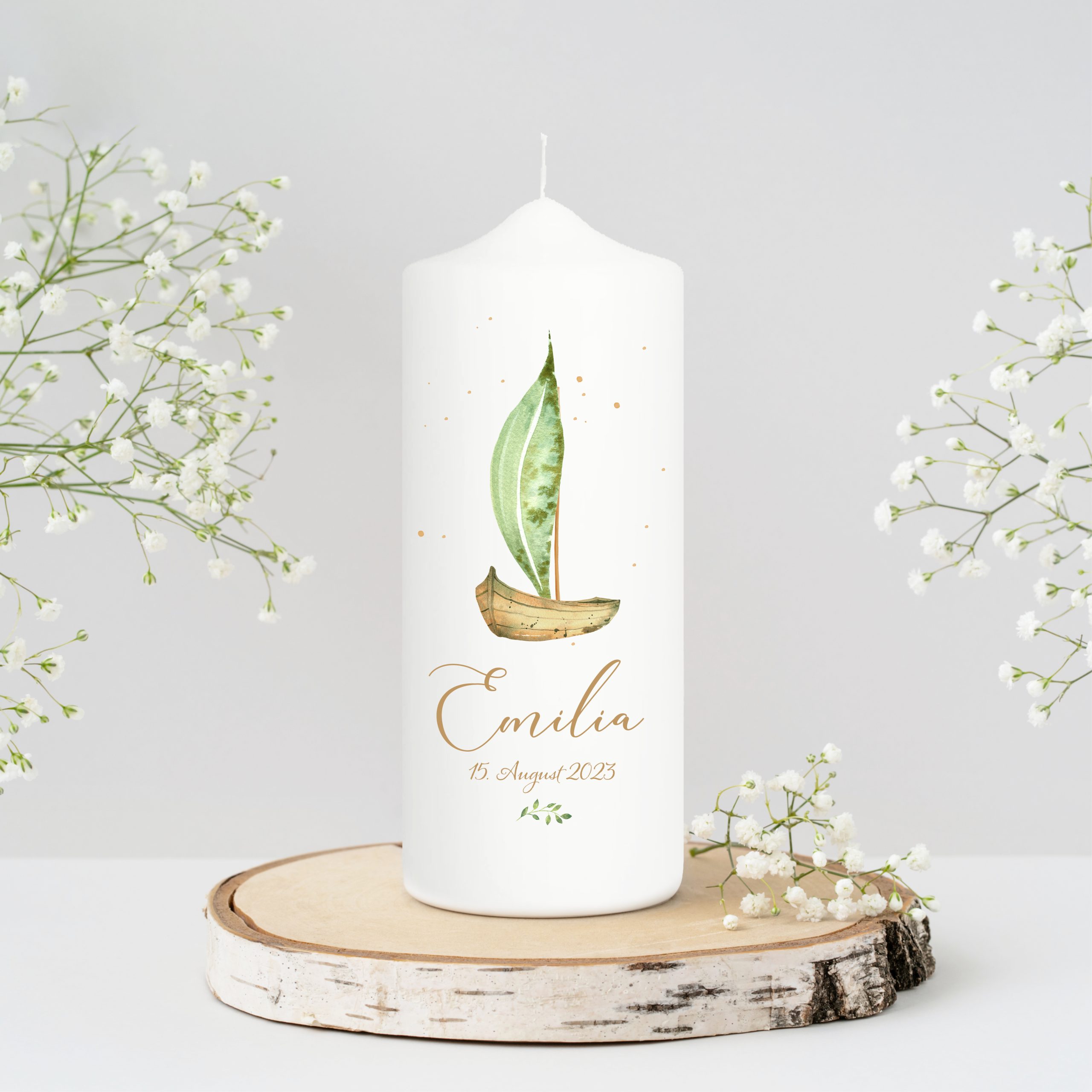 Auf dem Bild ist das Produkt: Taufkerze oder Kerze zur Geburt Junge Mädchen Boot mit einem Segel aus einem Blatt pastell mit Namen Datum und Spruch zum Preis von €5.9 abgebildet.