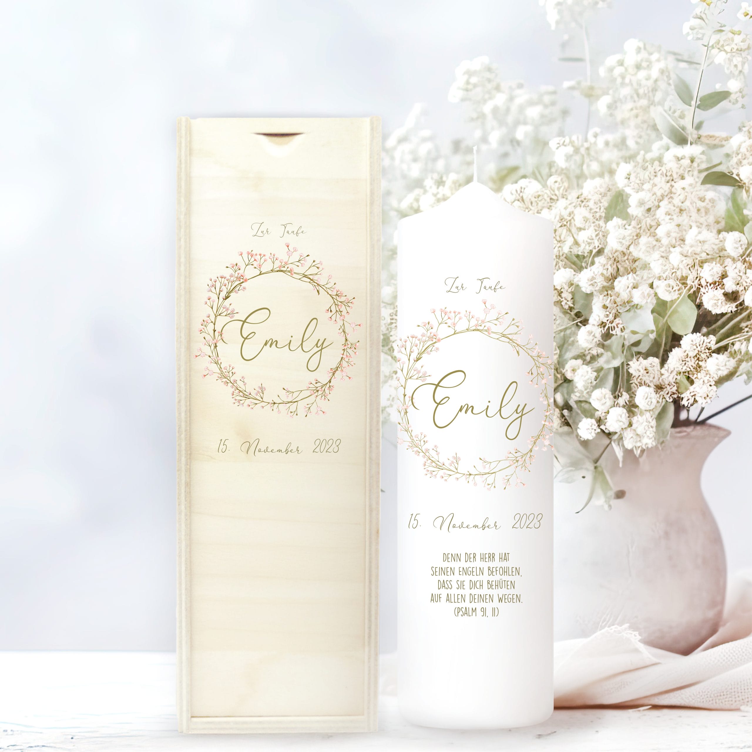Auf dem Bild ist das Produkt: Taufkerze Kerze Junge Mädchen Kranz aus kleinen Gypsophila Blumen pastell mit Namen, Datum und ggf. Taufspruch zum Preis von €5.90 abgebildet.