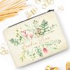 Auf dem Bild ist das Produkt: Gefüllte Federtasche Federmappe mit floralem Motiv mit Wildblumen personalisiert mit Wunschnamen zum Preis von €29.9 abgebildet.