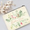 Auf dem Bild ist das Produkt: Gefüllte Federtasche Federmappe mit floralem Motiv mit Wildblumen personalisiert mit Wunschnamen zum Preis von €29.9 abgebildet.