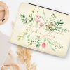 Auf dem Bild ist das Produkt: Gefüllte Federtasche Federmappe mit floralem Motiv mit Wildblumen personalisiert mit Wunschnamen zum Preis von €29.9 abgebildet.