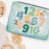 Auf dem Bild ist das Produkt: Gefüllte personalisierte Federtasche Federmäppchen Zahlen und Tiere, Schulkind Schulanfang Schule, Weihnachtsgeschenk zum Preis von €29.9 abgebildet.