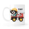 Auf dem Bild ist das Produkt: Kindertasse Tasse Hund im Feuerwehrauto personalisiert Wunschname Einschulungsgeschenk zum Preis von €18.9 abgebildet.