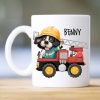 Auf dem Bild ist das Produkt: Kindertasse Tasse Hund im Feuerwehrauto personalisiert Wunschname Einschulungsgeschenk zum Preis von €18.9 abgebildet.
