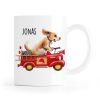 Auf dem Bild ist das Produkt: Kindertasse Tasse Hund im retro Feuerwehrauto personalisiert Wunschname Geschenk zum Geburtstag Einschulungsgeschenk zum Preis von €18.9 abgebildet.