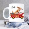 Auf dem Bild ist das Produkt: Kindertasse Tasse Hund im retro Feuerwehrauto personalisiert Wunschname Geschenk zum Geburtstag Einschulungsgeschenk zum Preis von €18.9 abgebildet.