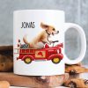 Auf dem Bild ist das Produkt: Kindertasse Tasse Hund im retro Feuerwehrauto personalisiert Wunschname Geschenk zum Geburtstag Einschulungsgeschenk zum Preis von €18.9 abgebildet.
