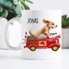 Auf dem Bild ist das Produkt: Kindertasse Tasse Hund im retro Feuerwehrauto personalisiert Wunschname Geschenk zum Geburtstag Einschulungsgeschenk zum Preis von €18.9 abgebildet.
