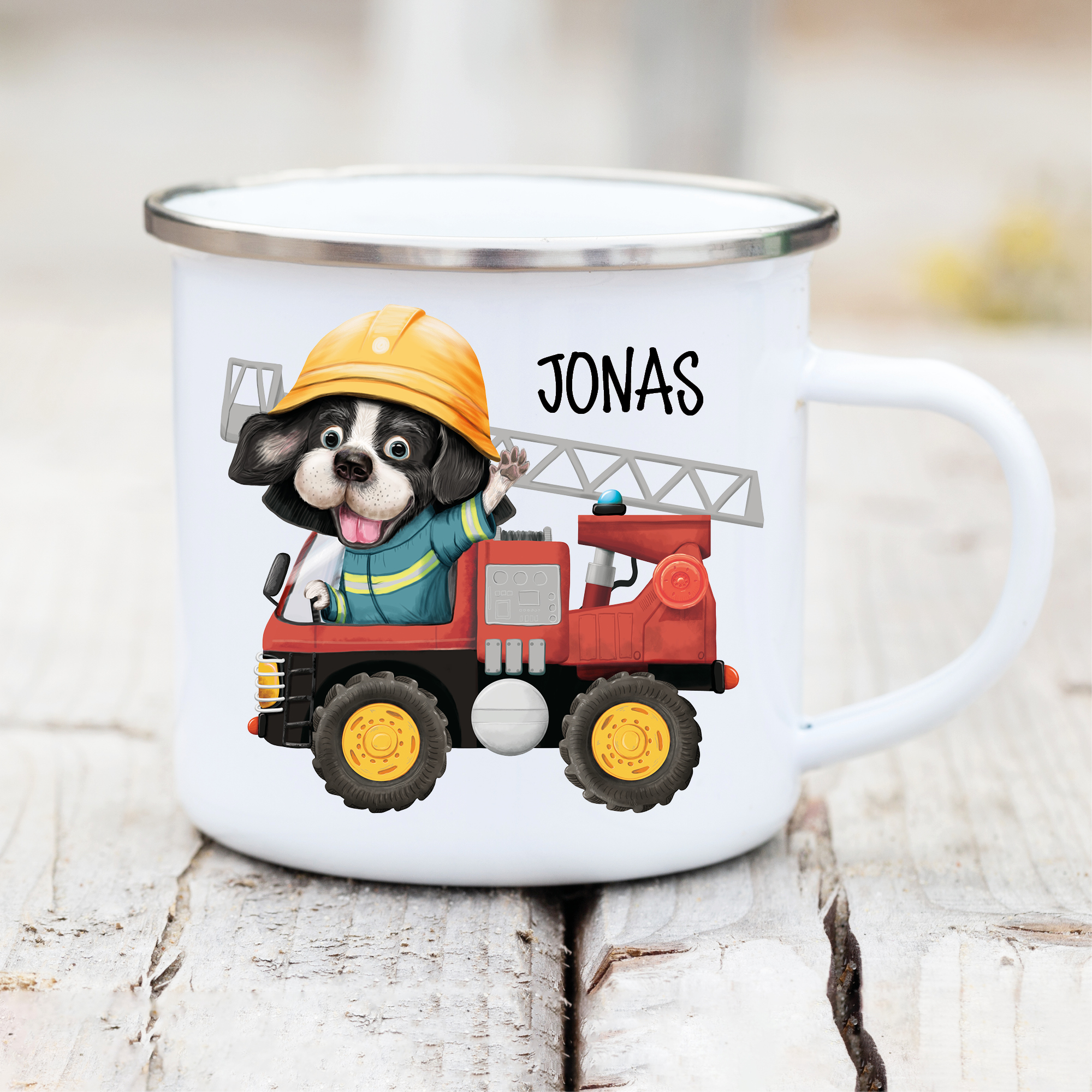 Campingbecher Emaille Hund in Feuerwehrauto mit Wunschname Emaille Tasse, personalisiertes Geschenk
