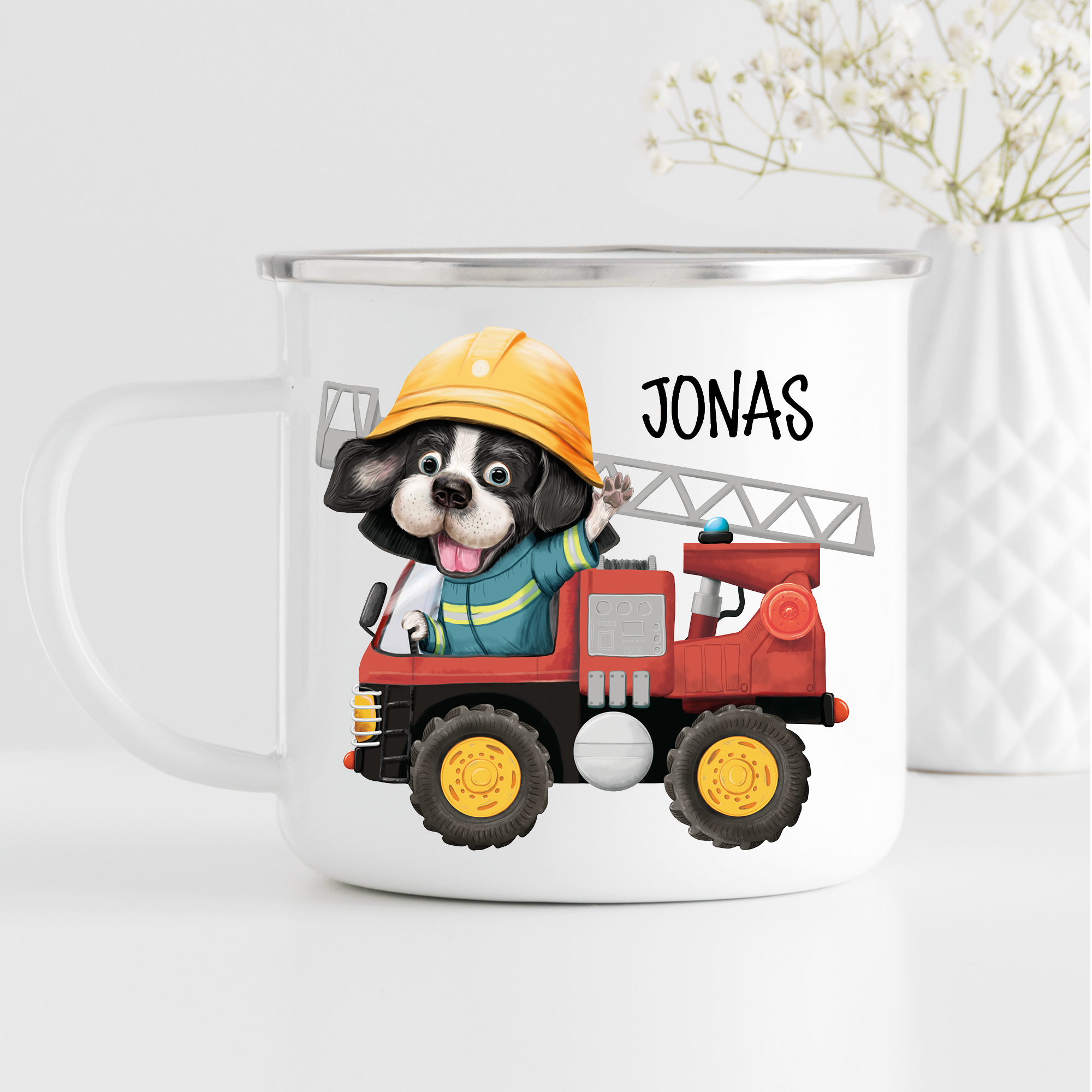 Auf dem Bild ist das Produkt: Campingbecher Emaille Hund in Feuerwehrauto mit Wunschname Emaille Tasse, personalisiertes Geschenk zum Preis von €18.9 abgebildet.