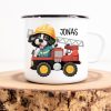 Auf dem Bild ist das Produkt: Campingbecher Emaille Hund in Feuerwehrauto mit Wunschname Emaille Tasse, personalisiertes Geschenk zum Preis von €18.9 abgebildet.