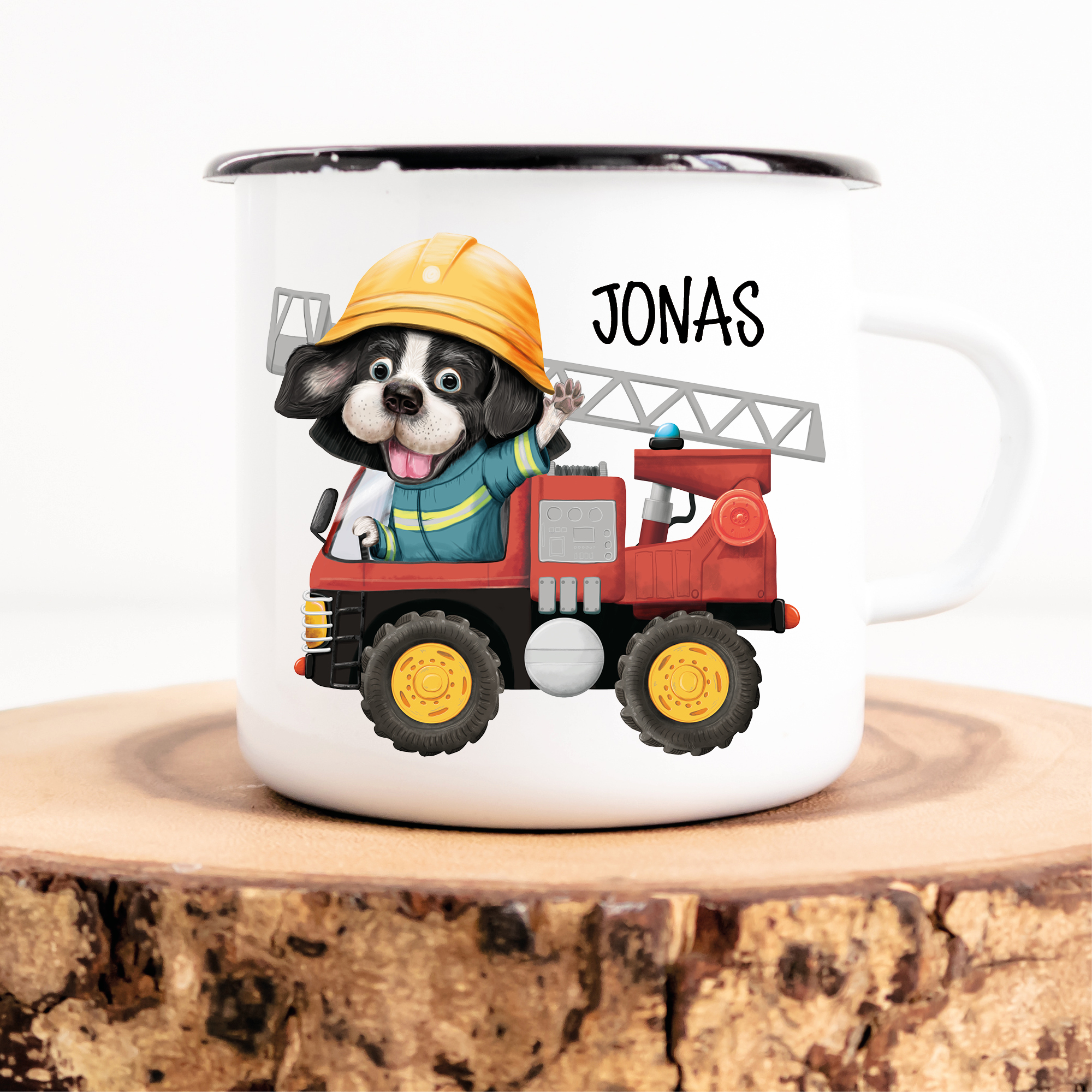 Auf dem Bild ist das Produkt: Campingbecher Emaille Hund in Feuerwehrauto mit Wunschname Emaille Tasse, personalisiertes Geschenk zum Preis von €18.9 abgebildet.