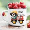 Auf dem Bild ist das Produkt: Campingbecher Emaille Hund in Feuerwehrauto mit Wunschname Emaille Tasse, personalisiertes Geschenk zum Preis von €18.9 abgebildet.