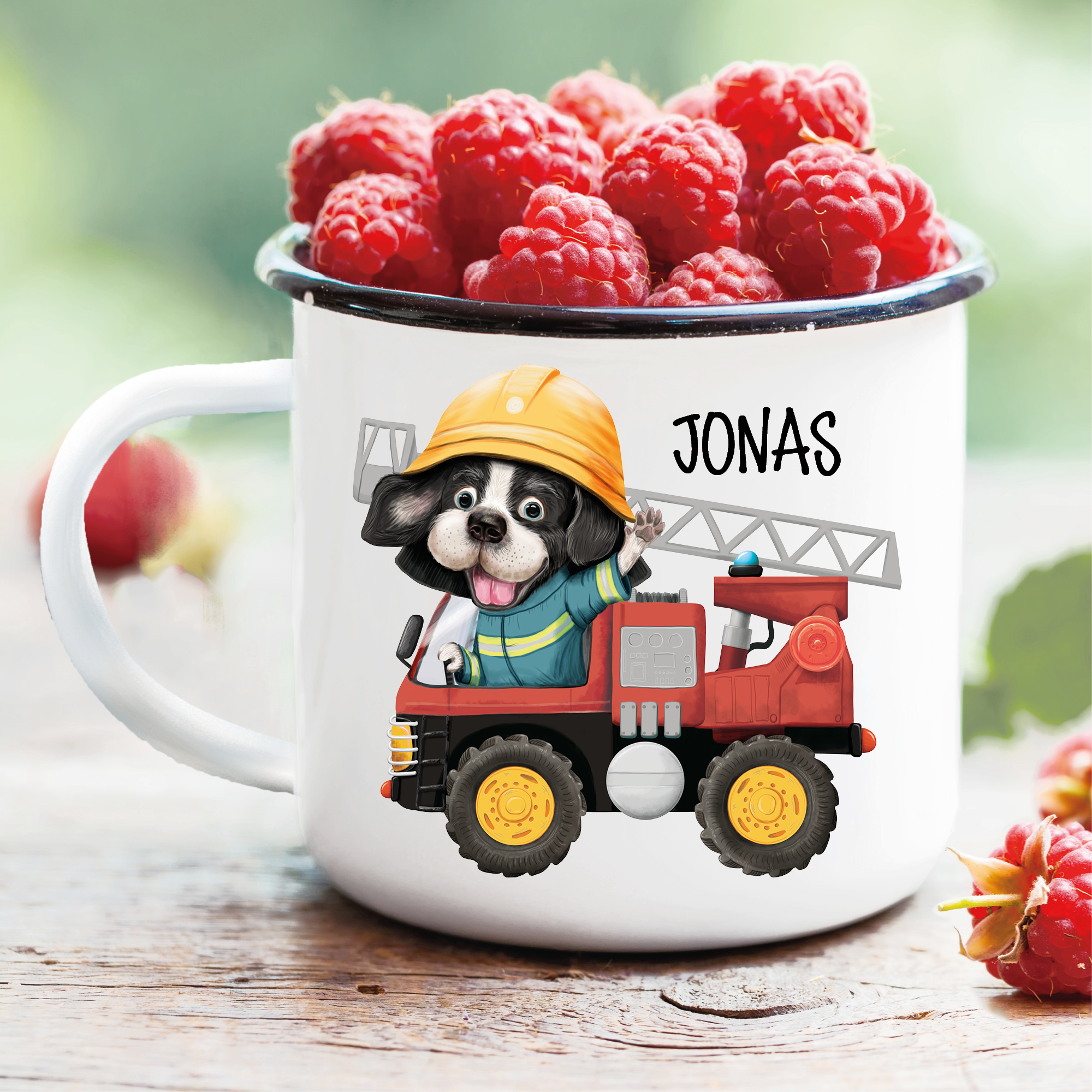 Auf dem Bild ist das Produkt: Campingbecher Emaille Hund in Feuerwehrauto mit Wunschname Emaille Tasse, personalisiertes Geschenk zum Preis von €18.9 abgebildet.