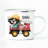 Auf dem Bild ist das Produkt: Campingbecher Emaille Hund in Feuerwehrauto mit Wunschname Emaille Tasse, personalisiertes Geschenk zum Preis von €18.9 abgebildet.