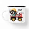 Auf dem Bild ist das Produkt: Campingbecher Emaille Hund in Feuerwehrauto mit Wunschname Emaille Tasse, personalisiertes Geschenk zum Preis von €18.9 abgebildet.