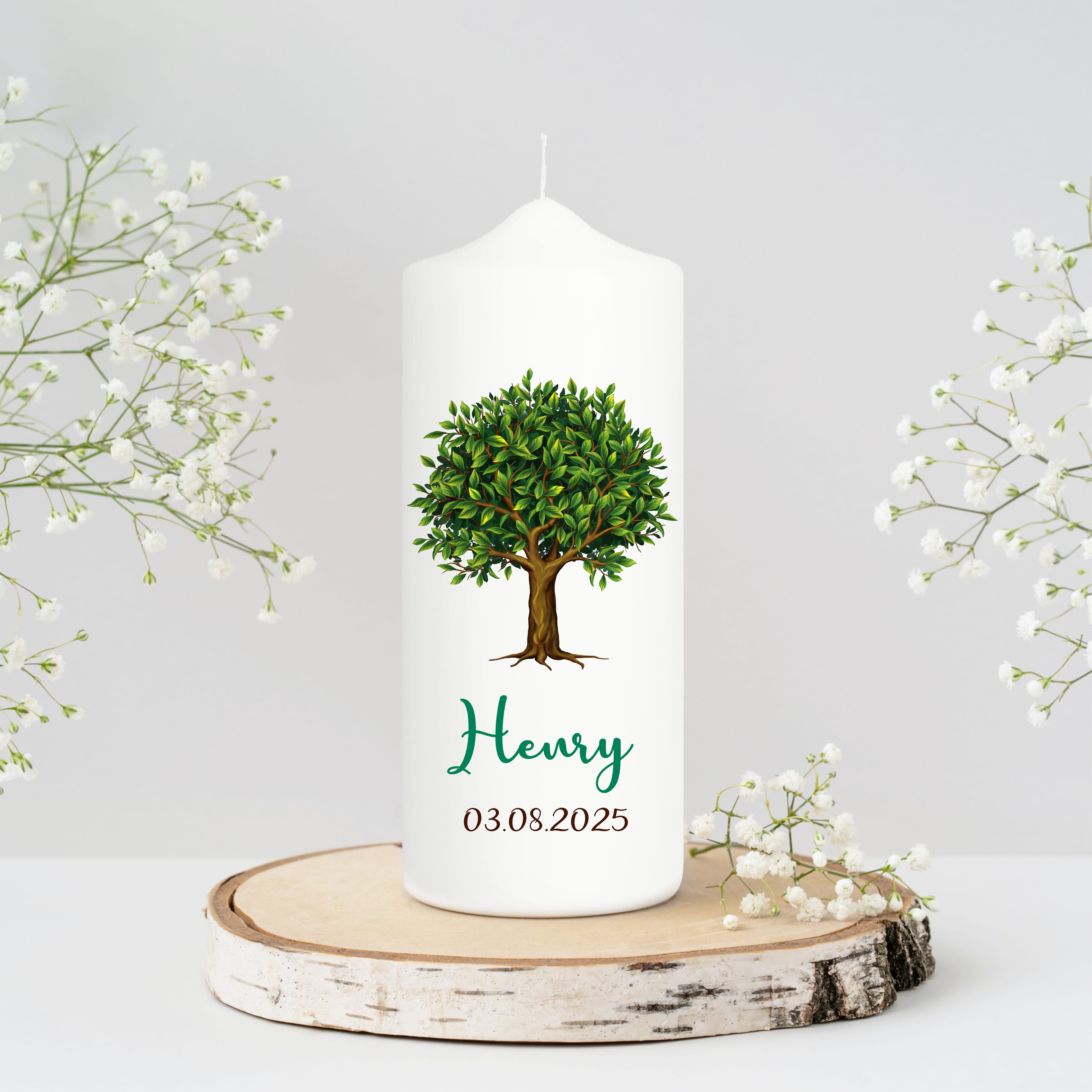 Auf dem Bild ist das Produkt: Taufkerze Junge/ Mädchen Lebensbaum Kerze Baum bedruckt mit Namen, Datum und auf Wunsch eigenem, vorgegebenem oder keinem Taufspruch zum Preis von €6.40 abgebildet.
