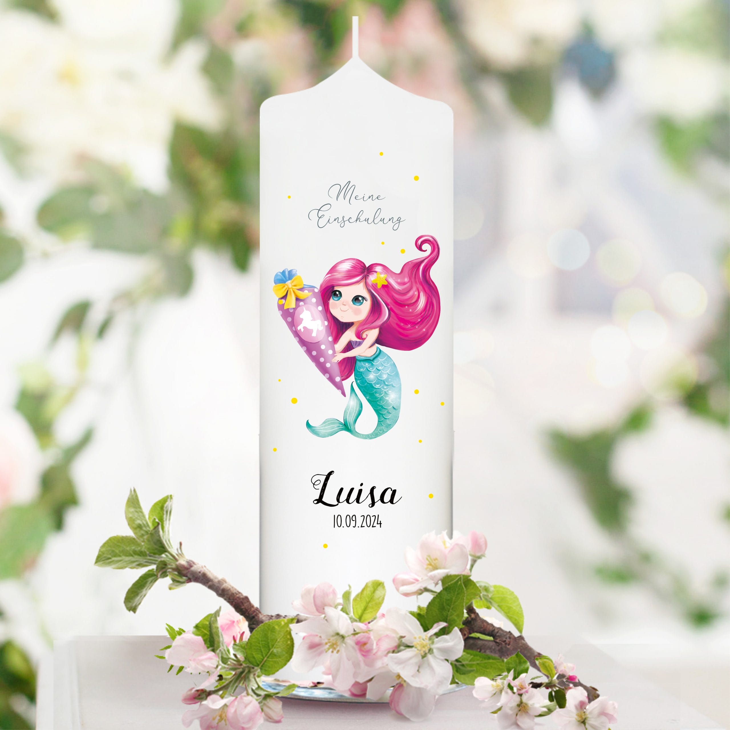 Auf dem Bild ist das Produkt: Kerze zur Einschulung für Mädchen mit Meerjungfrau und Schultüte personalisiert mit Namen und Datum zum Preis von €5.9 abgebildet.